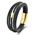 Detailansicht des mehrschichtigen schwarzen Lederarmbands mit goldenem Kreuz und Metallverschluss. - Farbe Zwei (Goldenes Kreuz)