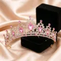Squisito diadema da sposa dorato con cristalli rosa scintillanti, primo piano dettagliato. - Oro KC + Strass Rosa