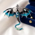 Primo piano dettagliato di una spilla drago retrò in smalto blu con strass scintillanti. - Stile Blu