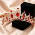 Stupendo diadema in cristallo dorato con pietre rosse, elegante accessorio per capelli da sposa chic. - Oro KC + Strass Rosso