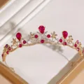 Kristalen strass tiara kroon detailopname, elegant goudkleurig haaraccessoire voor bruiloft. - KC Goud + Rozeroze Strass