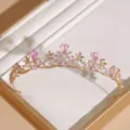 Prachtig vergulde strass tiara detail, elegant roze kristalen bloemdesign voor bruiloften. - KC Goud + Roze Strass