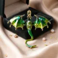 Vintage groene draken broche met sprankelende strass steentjes en emaillen vleugels unisex. - Groen