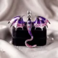 Gedetailleerde close-up van de retro paarse en roze geëmailleerde drakenbroche met strass. - Paarse Brosche