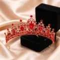 Dettaglio della squisita tiara da sposa in cristallo rosso con finitura dorata e scatola. - Oro KC E Strass Rosso Completo