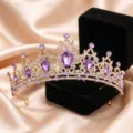 Splendido dettaglio di un diadema dorato di lusso ornato di cristalli viola e strass. - Oro KC + Strass Viola