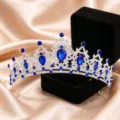 Squisita tiara da sposa in cristallo con splendidi strass blu, perfetta per ogni grande evento. - Argento Blu