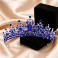 Dettaglio di tiara in cristallo blu splendido, elegante accessorio per capelli da sposa. - Argento E Strass Blu Completo