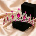Primo piano di uno splendido diadema da sposa dorato con cristalli rosa vivo e strass lucenti. - Oro KC + Strass Rosa Rosso