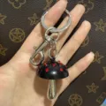 Schattige zwarte paddenstoel sleutelhanger met rode strass steentjes en metalen tas bedel voor dames. - Zilveren paddenstoel met rode strass-stenen