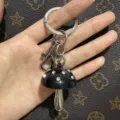 Modieuze schattige paddestoel metalen sleutelhanger, prachtige tassenhanger en sleutelring. - Zilveren paddenstoel met witte strass-stenen