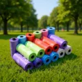 Sacchetti colorati per rifiuti animali con impronte di zampe su erba verde del parco - 15 Pezzi/Rotolo / Motivo Impronta