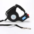 Laisse pour chien rétractable 3-en-1 noire avec lampe LED et distributeur de sacs à crottes. - Noir