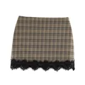 Stylischer Sommer-Minirock mit Karomuster und feinem schwarzem Saum aus Spitze. - XS / Unterteile / Karo