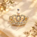 Eleganter goldener Kronen-Brosche mit funkelnden Strasssteinen und weißer Perle auf Stoff - Gold (XZ0014-15)