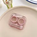 Makroansicht eines tragbaren transparenten rosa Kontaktlinsenetuis mit L- und R-Cups - Rosa