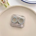 Innenansicht des minimalistischen transparenten Kontaktlinsen-Etuis mit Zubehör - Grün