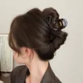 Chic molletta traforata da donna, elegante artiglio medio per acconciature quotidiane alla moda. - Cioccolato