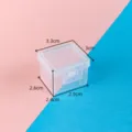 Nahaufnahme einer Mini-PP-Aufbewahrungsbox aus Kunststoff mit Maßangaben für Kleinteile - 3,3 x 3 x 2,4 cm / Transparent