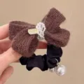 Elastico capelli fiocco lavorato a maglia autunno inverno con perle, accessorio elegante. - K9-3# Fiocco Perla Elastico / Marrone