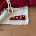 Rode fluwelen haarspeld met gouden metalen bedels, perfect voor de feestdagen in de nieuwe stijl. - Gelukkig Sterrenbeeld Paard Rijkdom Stijl / Rood