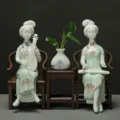 Élégant ensemble de deux figurines de dames chinoises en céramique pour la maison - Figurines de dames – Pipa et Qin (2 dames, 2 chaises, 1 table et 1 bouteille)