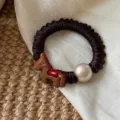 Bruine satijn geplooide haarscrunchie met schattige paardenbedel en parelvariant voor dames. - Paard Kunstparel Haarelastiek (P100-2) / Bruin
