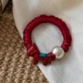 Rode geplooide haarscrunchie met schattige paardenhangende bedel en parel voor haar - Paard Kunstparel Haarelastiek (P100-3) / Rood