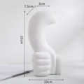 Vase moderne en céramique blanche en forme de main abstraite avec dimensions claires - Pouce levé / Blanc