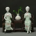 Élégantes figurines de dame en céramique faites à la main en cheongsam vert à lotus - Figurines de dames – Jeu de go (2 dames, 2 chaises, 1 table et 1 bouteille)