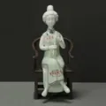 Élégante figurine de dame en céramique faite main assise sur une chaise miniature - Femme à la flûte (chaise non incluse)