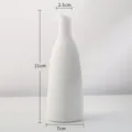 Vase décoratif en céramique blanche minimaliste avec marquages de dimensions 21cm - Vase à col oblique
