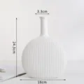 Minimalistische witte gestreepte keramische vaas, 24,3 cm hoog en 18 cm breed. - Rond / Wit