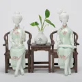 Elegante handgefertigte Keramikfiguren von Damen mit traditionellen chinesischen Instrumenten - Hofdamen-Set – Erhu und Qin (2 Hofdamen, 2 Stühle, 1 Tisch und 1 Flasche)