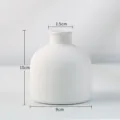 Petit vase en céramique blanche minimaliste, hauteur de 10 cm avec une finition mate - Style Biberon Pudique