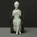 Exquisite handgefertigte Keramikfigur einer Dame im mintgrünen Qipao auf einem Stuhl - Dame beim Schachspiel (Stuhl nicht enthalten)