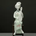Handgefertigte Keramikfigur einer Dame, die Pipa spielt, für elegante Heimdekoration - Dame mit Pipa (Stuhl nicht enthalten)