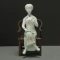 Handgefertigte chinesische Keramikfigur einer Dame im Qipao auf einem Holzstuhl sitzend - Dame beim Schachspiel mit Fächer (Stuhl nicht enthalten)
