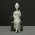 Elegante handgefertigte Keramik-Damenfigur im grünen Cheongsam auf einem Holzstuhl - Dame mit Erhu (Stuhl nicht enthalten)
