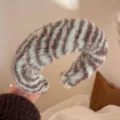 Pluizige brede haarband voor vrouwen, gezellig winter haaraccessoire met trendy pluche streepontwerp. - Groen En Koffie
