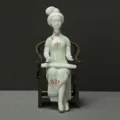 Elegante handgefertigte Keramikfigur einer chinesischen Dame beim Zitherspielen - Dame mit Zither (Stuhl nicht enthalten)