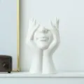 Vase moderne en céramique blanche brillante arborant un design artistique de main et visage - Figurine visage sur main - petit