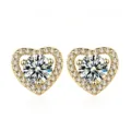Gros plan de boucles d'oreilles cœur scintillantes en zircone avec finition dorée. - Boucles d'oreilles clous cœurs avec strass (doré)