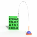 Interaktiver UFOLAB Saugnapf-Katzenwedel mit weißer Feder und bunter Basisstation - UFO-Katzenangel - Orangeblau