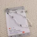 Handgemaakte witte gevlochten waxkoorden telefoonbedel sleutelhanger met zilveren metalen kralen. - Wit