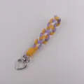 Lila und gelbe geflochtene Handgelenkschlaufe mit herzförmigem Karabiner und Perlen. - Gelb und Violett
