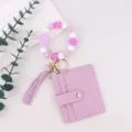 Porte-cartes en cuir violet avec un bracelet en perles de silicone et un joli pompon. - Violet