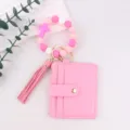 Porte-cartes en cuir rose avec bracelet en perles de silicone et croix et porte-clés. - Rose
