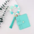 Porte-clés bracelet en perles de silicone avec étui à cartes et pompon vert clair. - Vert