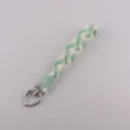 Mintgrüne und weiße geflochtene Handgelenk Handyschlaufe mit silbernem Herzkarabiner Design - Grün/Weiß